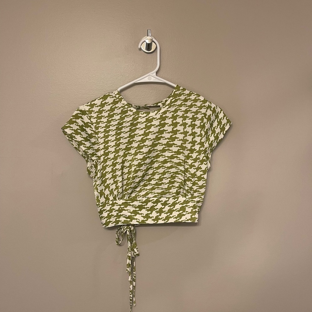 Silky Green and White Houndstooth Top